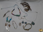 Lote de Bijuterias. Composto por 2 pulseiras, 3  colares, 5 pares de brincos, etc.  Peças lindas para completar seu look  e bem conservadas.