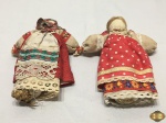 Lote de 2 bonecas de pano russas com trajes típicos. Medindo 21cm de comprimento.