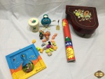 Lote diverso, composto de coleção geloucos, enfeite de piano, quadro com cabaça pintada, etc. Medindo o quadro 19cm x 19cm.