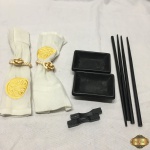 Lote composto de 2 guardanapos, 2 pares de hashi, 2 descansos de hashi e 2 petisqueiras.