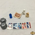 Lote com 3 miniaturas, tatuagem e jogo da memória da Coca-Cola, para colecionador.