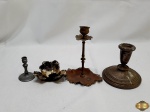 Lote de 4 castiçais, modelos e tamanhos diversos. Medindo o maior 15,5cm de altura.