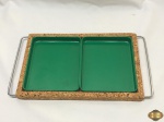 Bandeja em cortiça com 2 petisqueiras em resina verde. Medindo a bandeja 37cm x 20,5cm e as petisqueiras 17,5cm x 14,5cm.