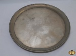 Bandeja redonda em prata 90 Magna. Medindo 40,5cm de diâmetro, banho com desgaste.