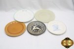 Lote de 5 pratos com tamanhos, modelos e materiais diversos. Medindo o prato em vidro Colorex 23cm de diâmetro. Um dos pratos em porcelana possui um fio de cabelo na borda.