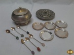 Lote composto de açucareiro, 5 descansos de copo, 6 colheres de café e 1 presentoir e tampa de manteigueira (falta o recipiente). Medindo o açucareiro 7cm de altura.