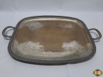 Bandeja retangular em prata 90 fundo cinzelado, borda em relevo. Medindo 55,5cm alça alça x 37cm de largura. Banho com desgaste.