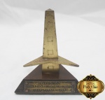 Escultura comemorativa da Escola Técnica Federal da Paraíba em bronze com base em madeira. Medindo 11cm de altura.