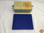 Lote composto de caixa em madeira pintada e estojo com o interior acolchoado. Medindo a caixa em madeira 24cm x 14cm x 11cm de altura.