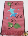 Tapeçaria decorativa de tulipa azul com fundo rosa. Medindo 50cm x 29cm.