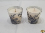 Par de castiçal em vidro floral com vela perfumada. Medindo 6,5cm de altura.