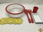 Lote composto de diversas bolachas porta copo, saladeira com talheres, porta treco e petisqueira. Medindo a saladeira 27cm de diâmetro x 9,5cm de altura.