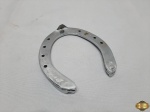 Ferradura em metal cromado para decoração. Medindo 12cm x 11cm.