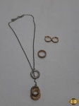 Lote de Bijuterias. Composto por 1 colar ARMANI EXCHANGE, 1 par de brincos e 1 anel.  Peças lindas para completar seu look  e bem conservadas.