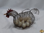 Enfeite de galinha choca com ovos decorativos. Medindo 36,5cm de comprimento x 20,5cm de altura.