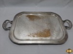 Bandeja retangular em prata 90 fundo cinzelado. Medindo 57,5cm alça alça x 35cm de largura. Banho com desgaste.