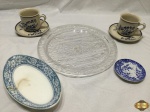 Lote diverso, composto de par de xícaras de chá, petisqueira, prato decorativo em porcelana e prato de bolo em acrílico. Medindo o prato de bolo 29,5cm de diâmetro.