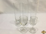 Lote composto de 3 taças flute e 2 taças de licor em cristal e vidro. Medindo a taça flute 16,5cm de altura.