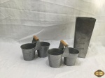 Lote composto de par de porta trecos e floreira em metal prateado. Medindo a floreira 22cm de altura.