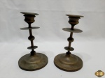 Par de castiçais em bronze. Medindo 16cm de altura.