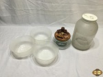Lote composto de 2 potes em vidro e 3 bowls em acrílico. Medindo o pote maior 25,5cm de altura.
