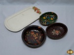 Lote composto de bandeja retangular em madeira pintada e 3 petisqueiras em lata estampada. Medindo a bandeja 37,5cm x 20cm.