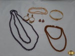 Lote de Bijuterias. Composto por 3   colares, 2  pares de brincos e 1 gargantilha.  Peças lindas para completar seu look  e bem conservadas.