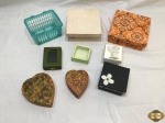 Lote de diversas caixas decorativas e 1 cesta em plástico duro. Medindo a caixa laranja 17cm x 17cm x 8cm de altura.