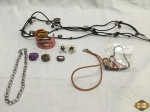 Lote de bijuterias, sendo 3 colares de diferentes modelos , 2 pulseiras, 3 anéis e 1 par de brinco.