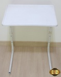 Mesa dobrável com 6 níveis em metal branco, com bandeja em plástico duro. Medindo a bandeja 53cm x 40cm e 70cm de altura máxima.