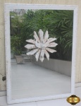 Espelho com moldura em madeira branca e pomba do espirito santo em madeira. Medindo 121cm x 91cm.