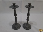 Par de castiçal em estanho trabalhado com relevos. Medindo 21,5cm de altura.