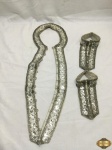 Lote de 3 acabamentos de roupa trabalhado com lantejoulas.