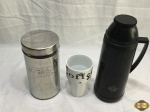 Lote composto de copo em porcelana pote em vidro revestido em aço e garrafa térmica. Medindo a garrafa 30cm de altura, a garrafa está sem o copinho.