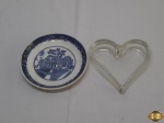 Lote composto de petisqueira em vidro moldado e prato decorativo em porcelana com pagode. Medindo o prato 16cm de diâmetro.