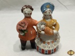 Artesanato russo de casal com bebe em terracota. Medindo 14,5cm de altura. Com desgastes na pintura.