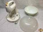 Lote diverso, composto de batedeira Arno modelo Agili (falta 1 batedor), 2 bowl em melanina e tampa de bolo em plástico duro. A batedeira está funcionando perfeitamente.