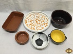 Lote diverso, composto de prato de queijo, bowls, travessa, etc. Peças em cerâmica e porcelana. Medindo o bowl marrom 20cm de diâmetro x 10cm de altura.