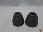 Par de castiçais em estanho com base pesada. Medindo 5cm de altura.