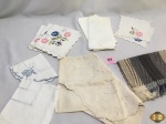 Lote de 11  paninhos de cozinha.  Lote em ótimo estado de conservação contendo alguns guardanapos de pano, 1 saquinho para utensílios entre outros. Medindo um deles 47 X 47 CM.