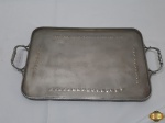 Bandeja retangular com alça em prata 90 com relevos. Medindo 49cm alça alça x 38,5cm de largura.