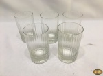 Jogo com 5 copos de aperitivo em cristal ondulado. Medindo 9cm de altura.