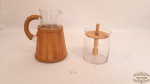 Jarra para suco e meleira em vidro com tampa de madeira Medidas: leiteira 16 cm altura e 6 cm diâmetro, porta mel 10 cm altura e 8 cm diâmetro.
