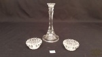 3 castiçais de mesa, sendo 1 sob pedestal  em vidro .Medidas: castiçal 19 cm de altura , castiçal redondo 4 cm de diâmetro.