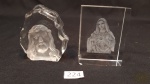 2 enfeites em bloco de cristal decorados com imagens sacras. Jesus e Maria .Medidas: 8 cm de altura.Apresenta pequenos bicados