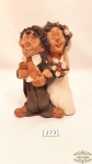 Escultura em terra cota representando casal de noivosMedidas: 18 cm de altura e 8 cm de largura.