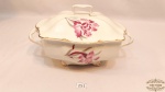 Legumeira em fporcelana Sao Caetano, decoradas com flores padrao inglesa.Medidas: altura 17 cm, comprimento 30 cm.Marcado base.Apresenta marcas de uso e restauro na alça