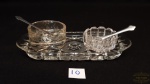 2 saleiro co m colher em vidro moldadoMedidas: 18 cm de comprimento. saleiros 3 cm de altura e diâmetro.