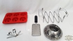 Lote 5 Peças utensilios sendo Ralador, Canivete, Forma Silicone, Cozimento a Vapor e Suporte.Medidas Suporte 52 comprimento x 15 largura, cozimento a vapor 17,5 diametro x 8 altura, Ralador 29 comprimento, Forma Silicone 26,5 comprimento 16,5 largura