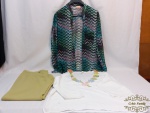 Lote 3 peças de roupas femininas 2 blusas e 1 calça Medidas: calça verde 44, blusa colorida M , branca com flores M. .
